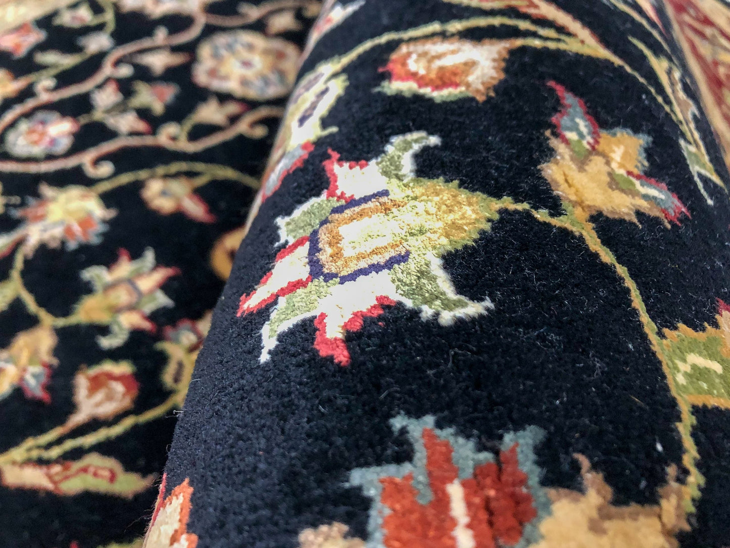 Indo-Persian Wool & Silk blk/dkred 4' round-4