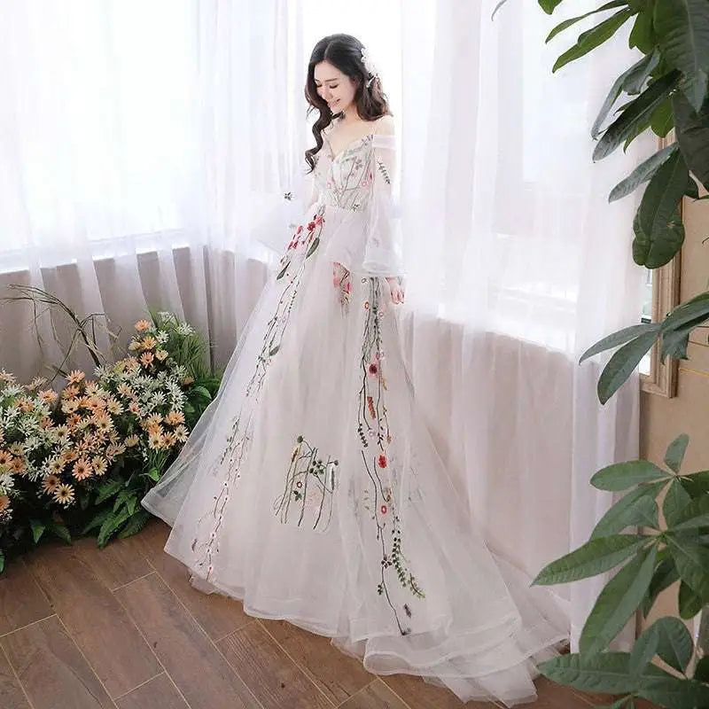 Embroidered Floral Retro Bridal Gown in Gray Tulle