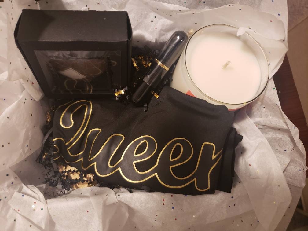 Black Long Sleeve Crew Neck Crop Top – Queen Print
