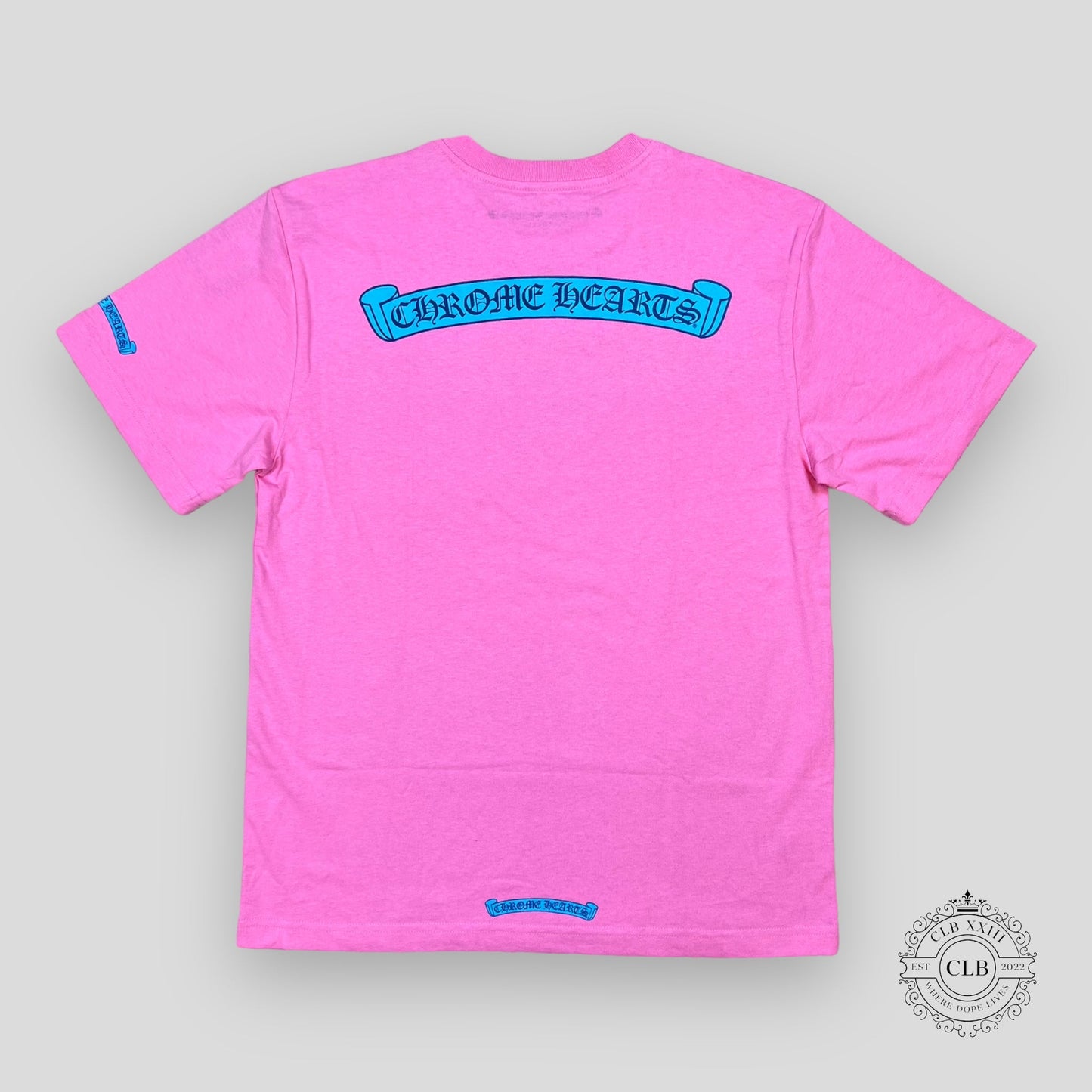CHROME HEARTS SCROLL LOGO POCKET T-SHIRT - PINK / BLUE