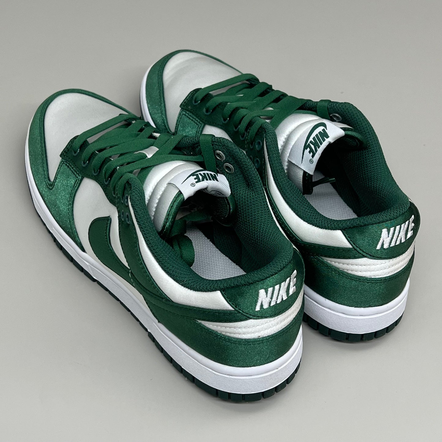 NIKE Dunk Low Satin ESS SNKR Sz Women's 5 Men's 3.5 White/Team Green DX5931100