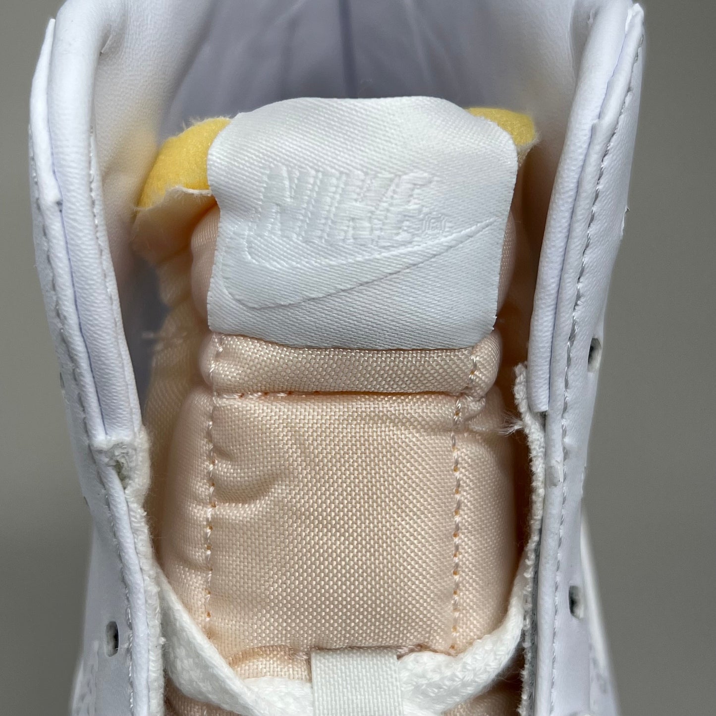 NIKE Blazer Mid 77' High-top Shoes SZ Womens 10 Mens 8.5 White & Peach CZ1055-117