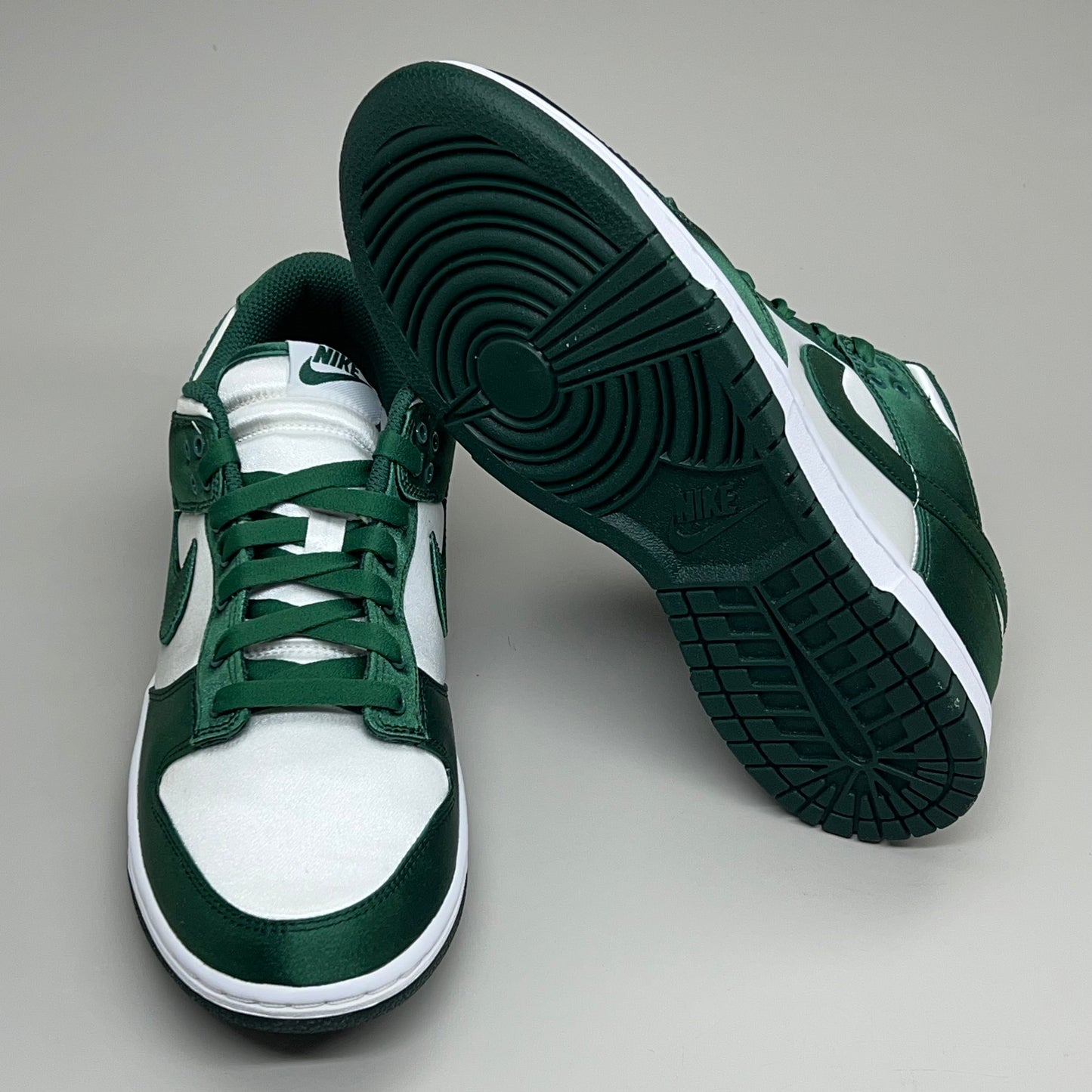 NIKE Dunk Low Satin ESS SNKR Sz Women's 5 Men's 3.5 White/Team Green DX5931100
