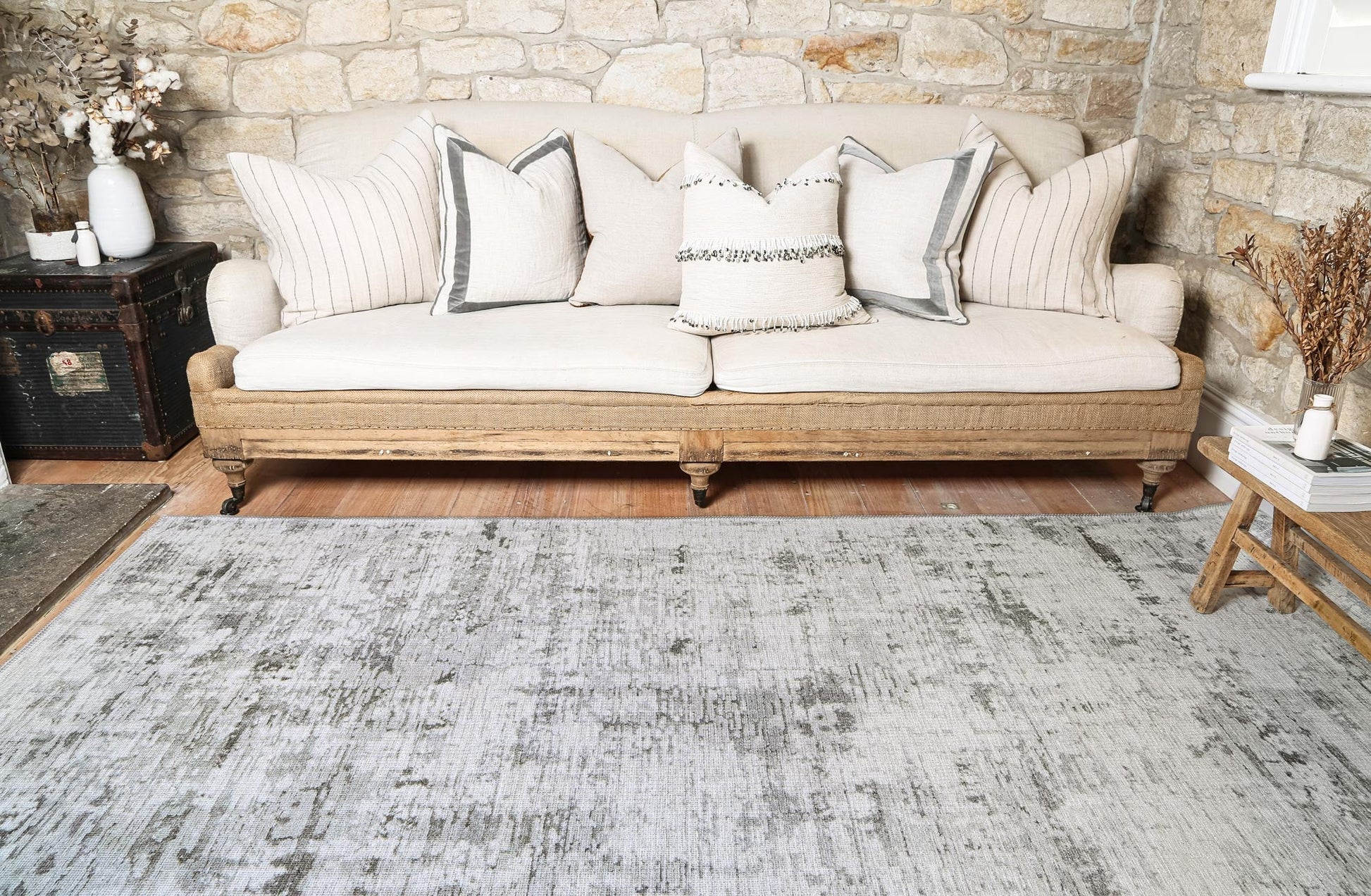 Abstract Evalina in Grey Rug-1