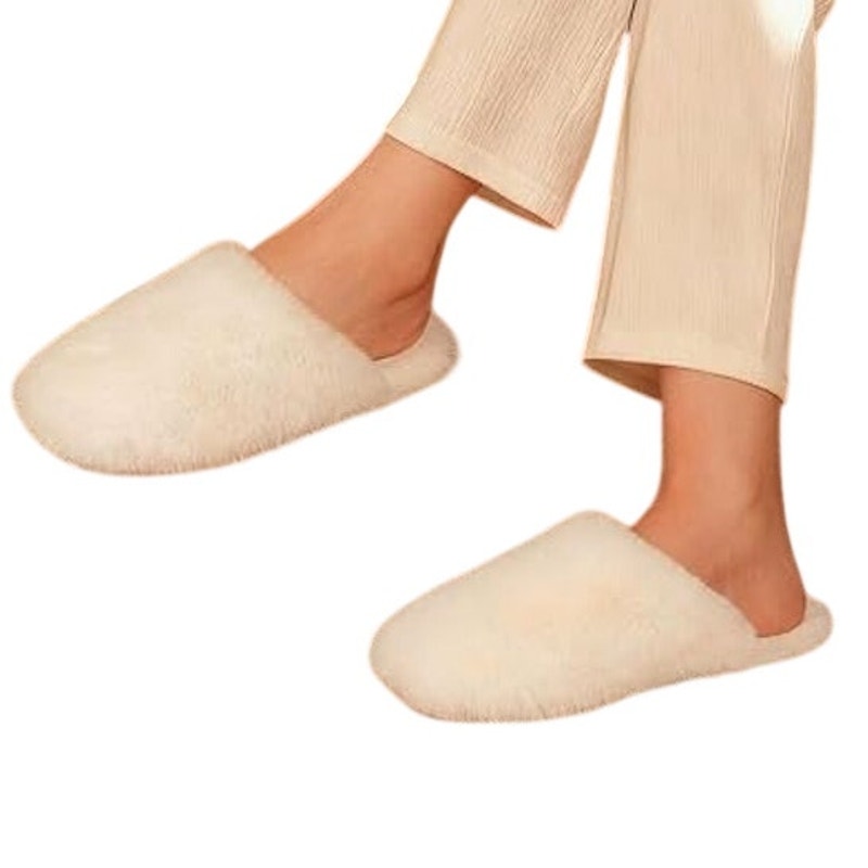Snug Leaves Women's Size 5/6 White Slide On Fuzzy Memory Foam House Slippers