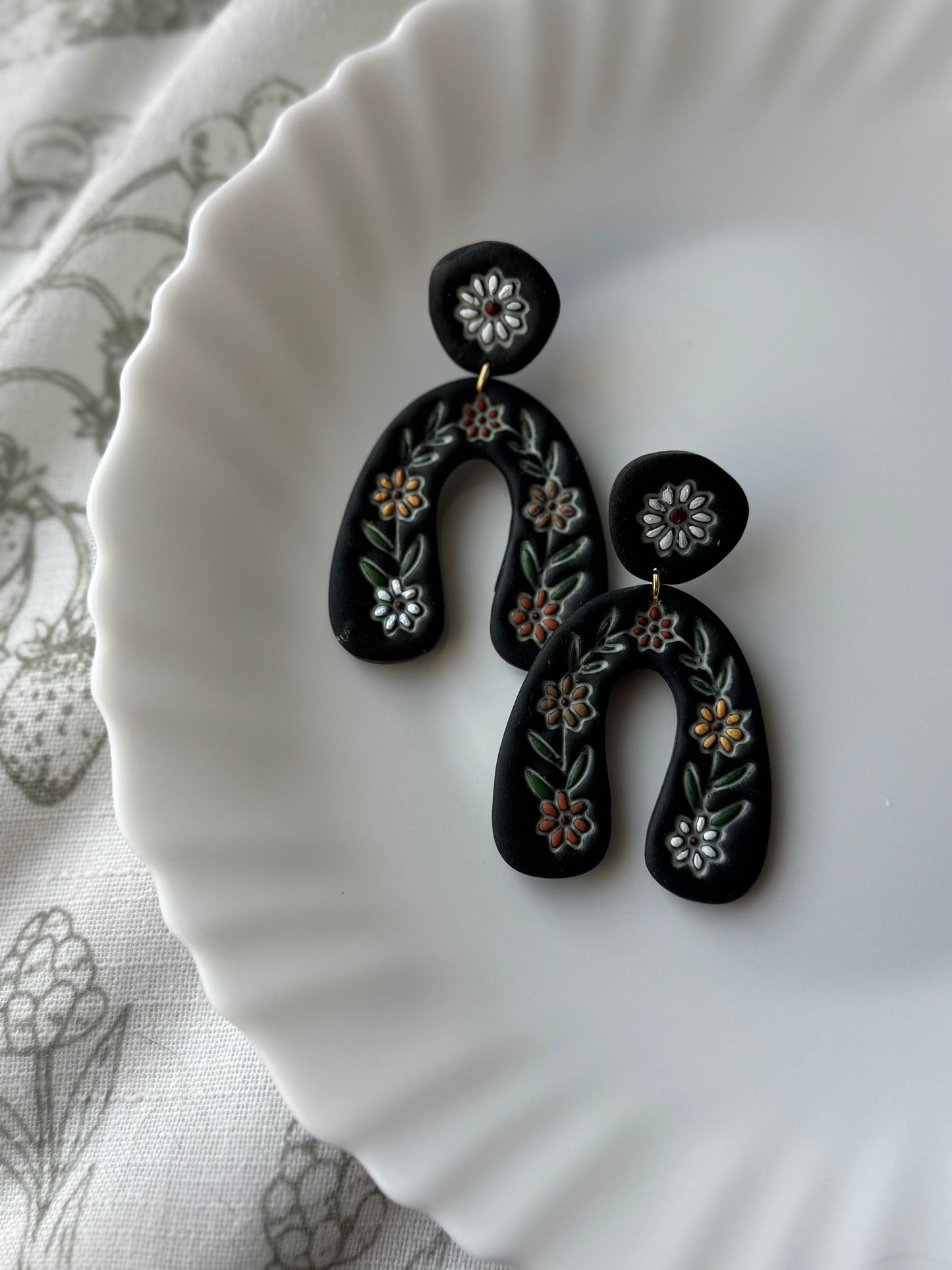 Floral Horseshoe, in Black