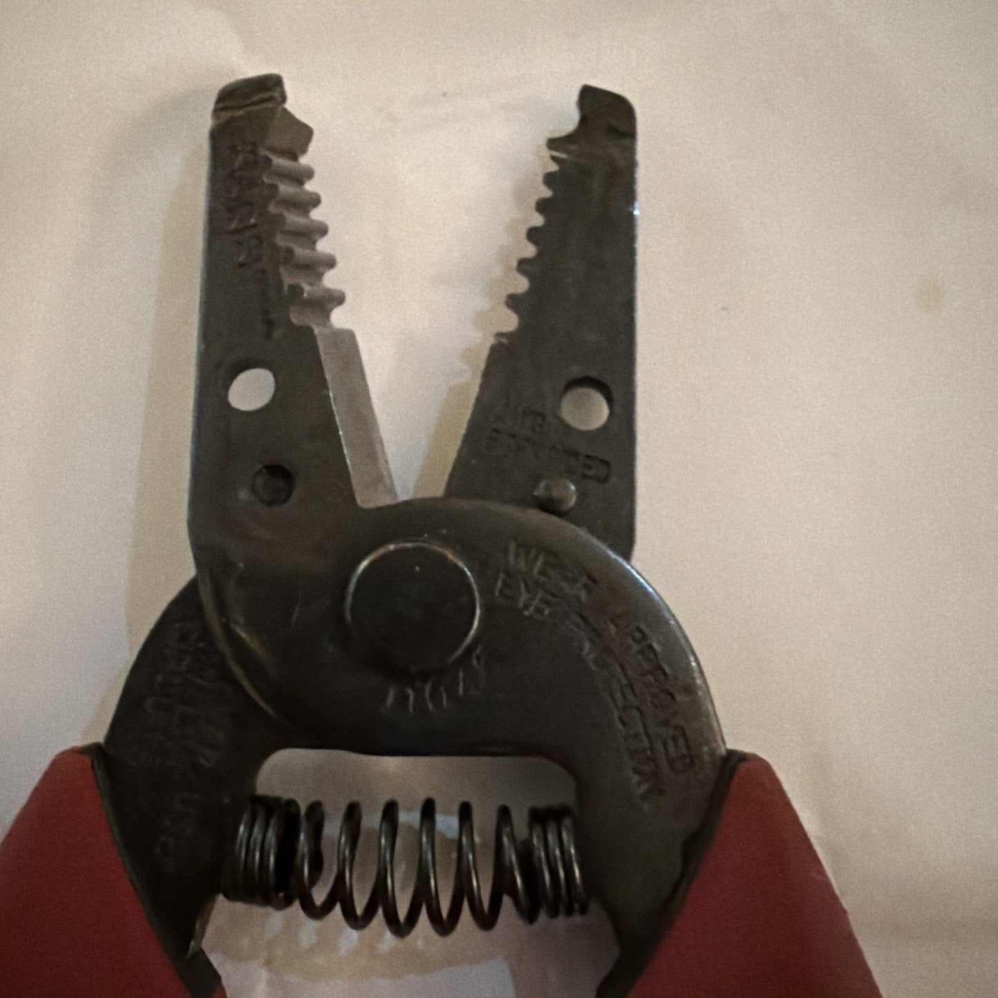 KLEIN TOOLS WIRE STRIPPER / CUTTER PLIERS - USA 11046 CUTTING STRIPPING CUTTERS