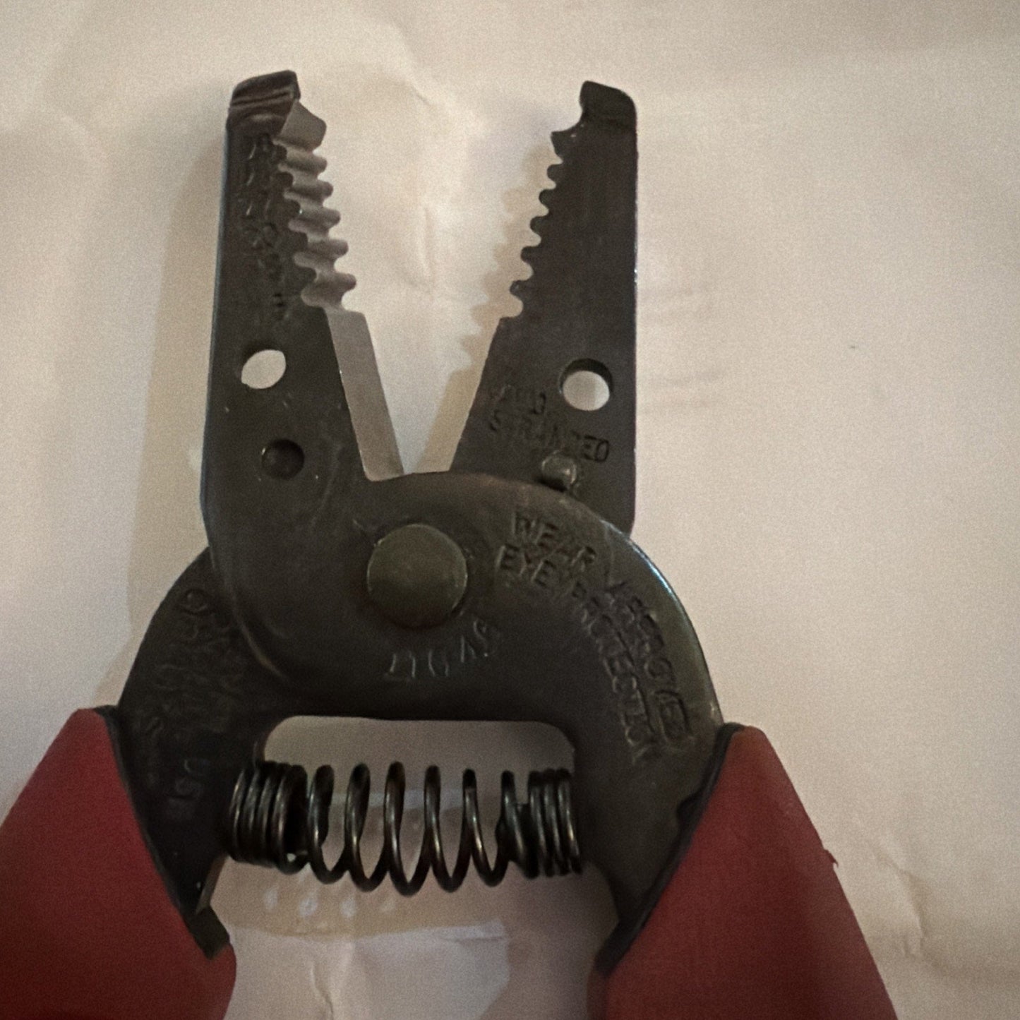 KLEIN TOOLS WIRE STRIPPER / CUTTER PLIERS - USA 11046 CUTTING STRIPPING CUTTERS