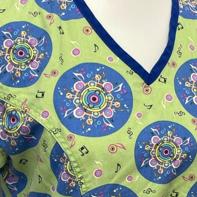 Med + Wear Womens Medium Cotton Blend V-Neck Music Note Short Sleeve Scrub Top