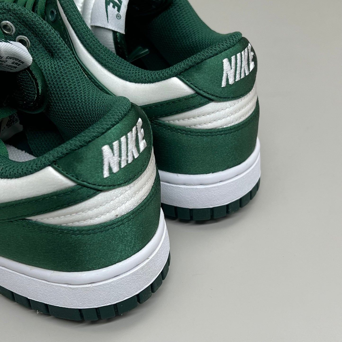 NIKE Dunk Low Satin ESS SNKR Sz Women's 5 Men's 3.5 White/Team Green DX5931100