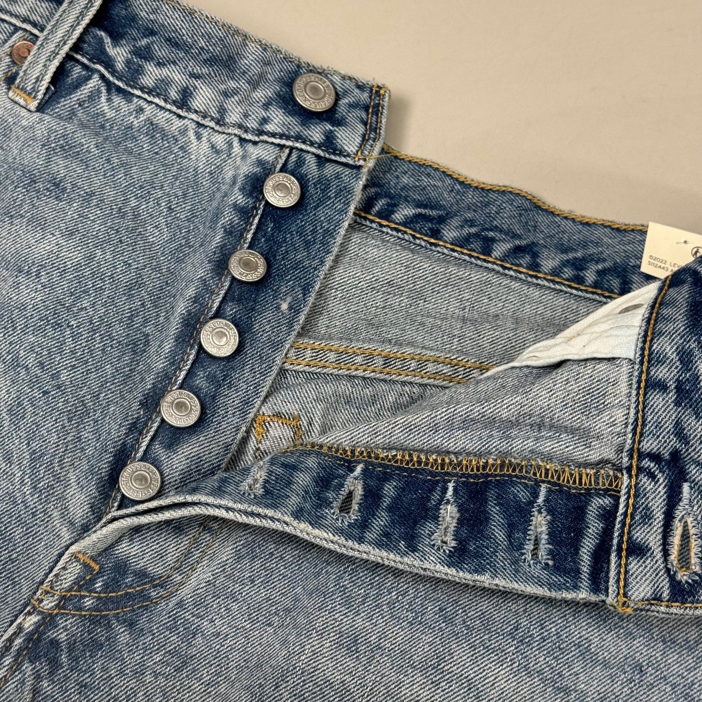 LEVIS 501 Original Fit High Rise Shorts Medium Wash Women's Sz 32 Mega Vibe Blue