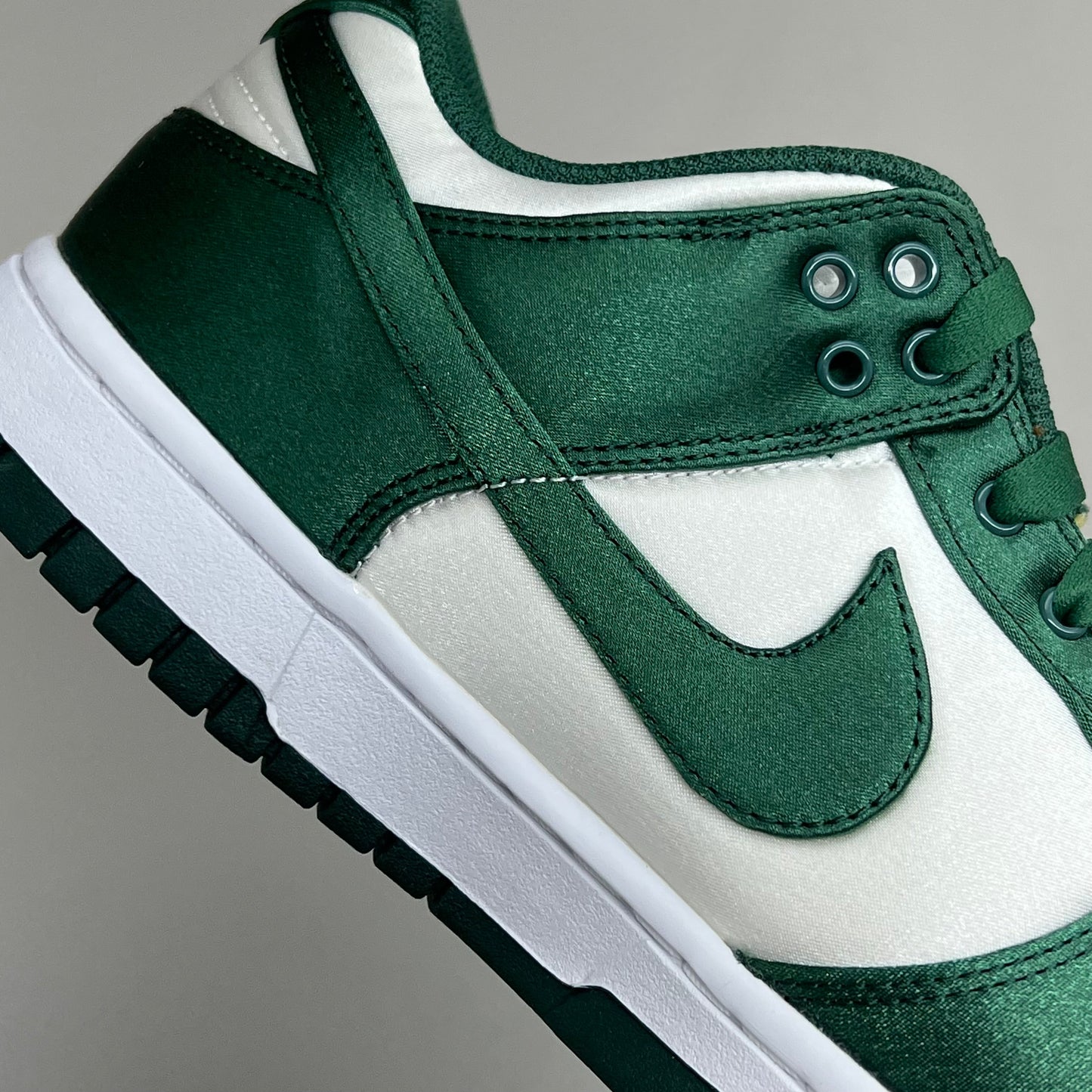 NIKE Dunk Low Satin ESS SNKR Sz Women's 5 Men's 3.5 White/Team Green DX5931100