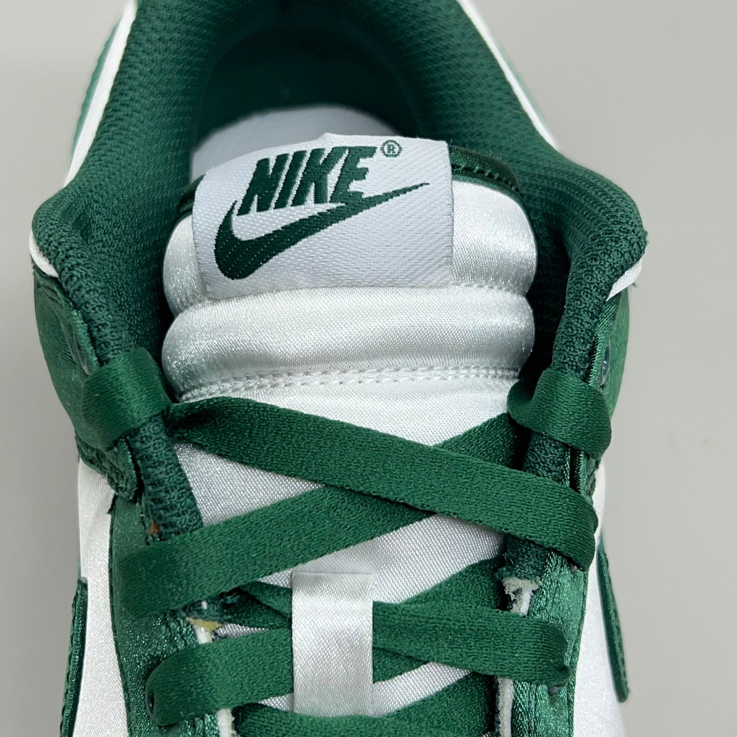 NIKE Dunk Low Satin ESS SNKR Sz Women's 5 Men's 3.5 White/Team Green DX5931100