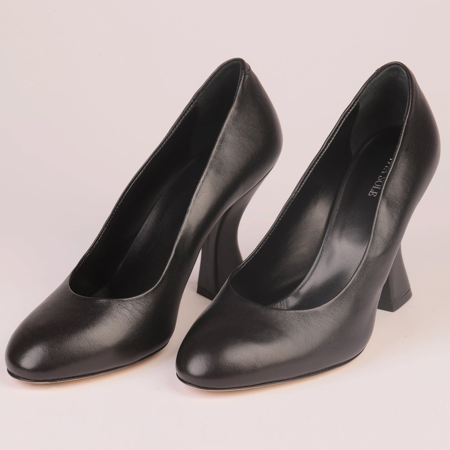MIDNIGHT MUSE – Black Nappa Pump