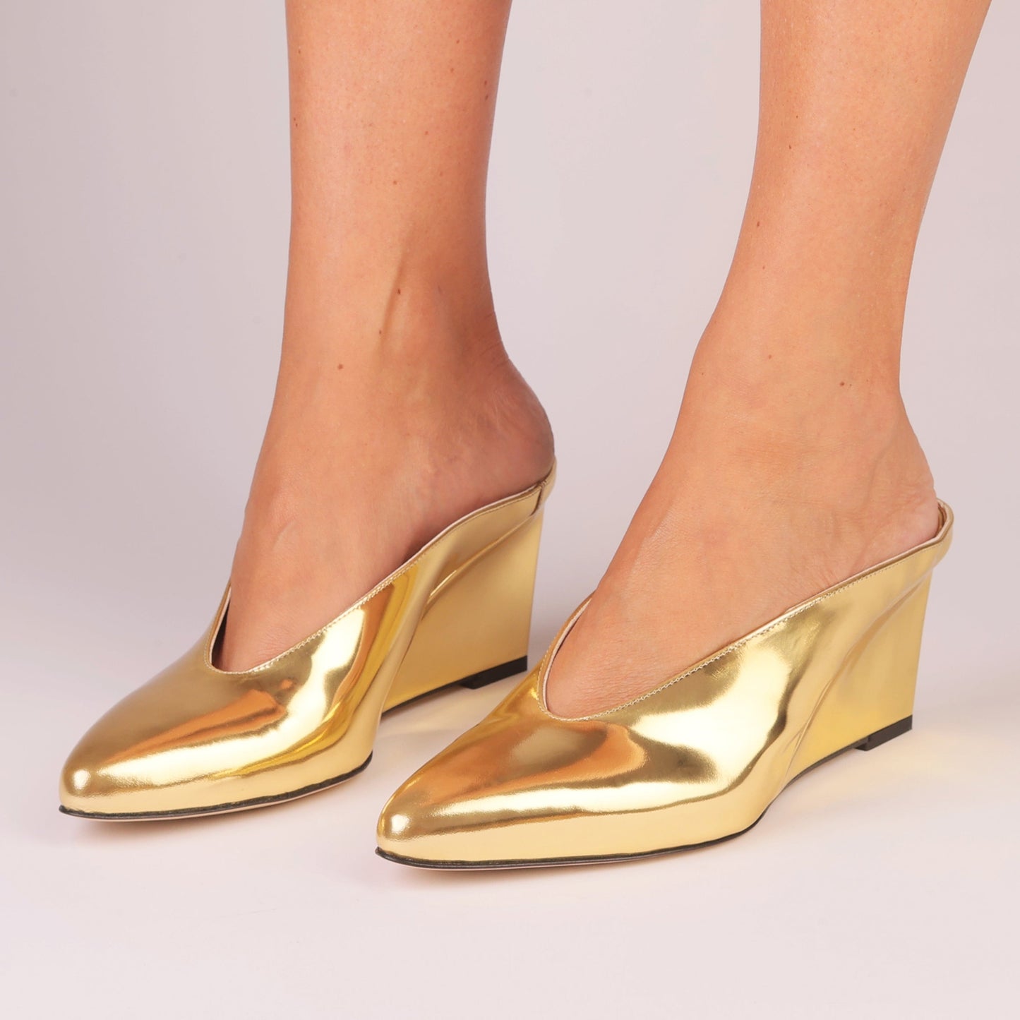 SOLARIS WEDGE – Golden Mirror Leather Mule