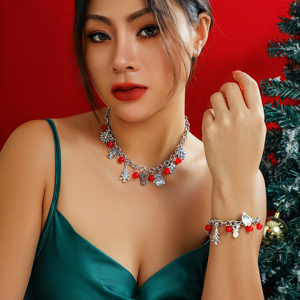 Creative and diverse Christmas tree gift box, bell pendant necklace, fashionable red round bead necklace