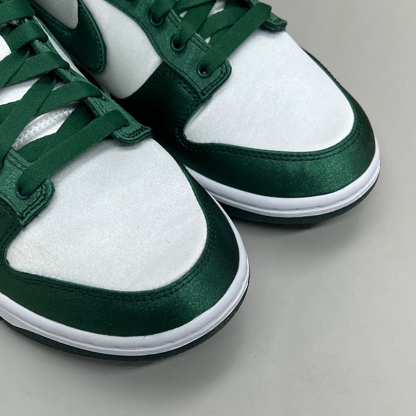 NIKE Dunk Low Satin ESS SNKR Sz Women's 5 Men's 3.5 White/Team Green DX5931100