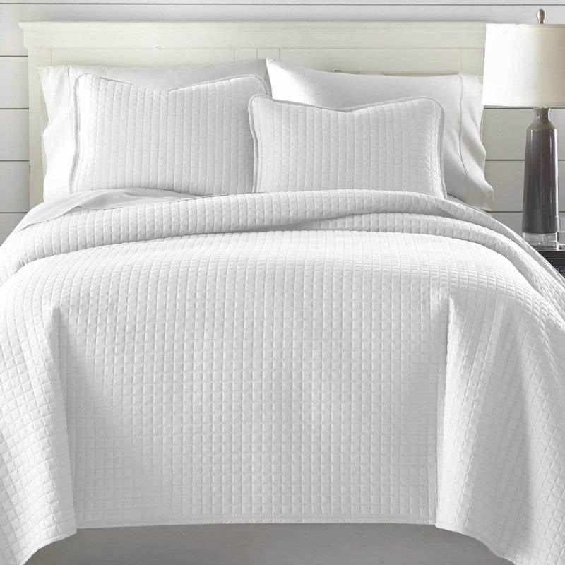 Full/Queen Lightweight White Ultra Soft 3-Piece Microfiber Quilt Set-0