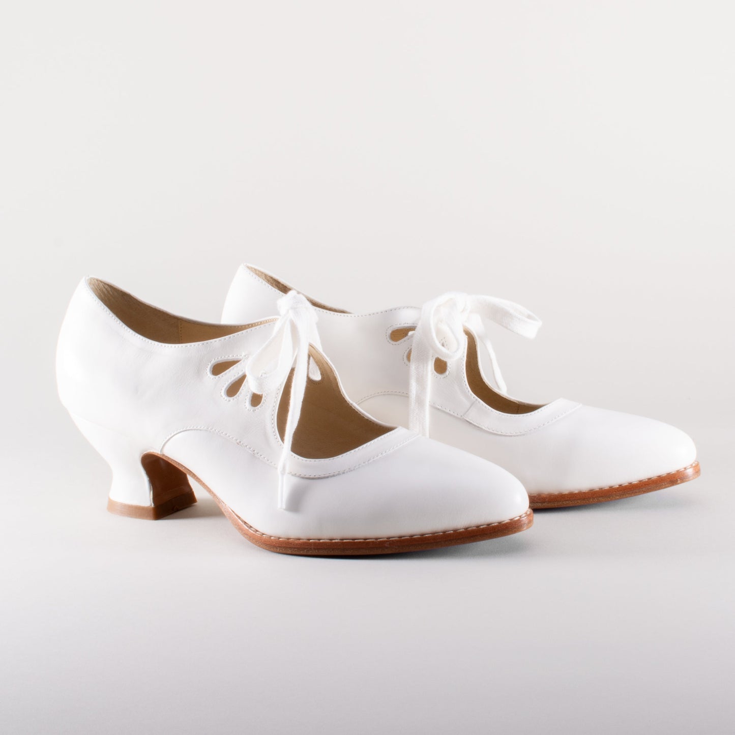 Gibson Edwardian Leather Shoes (Soft Ivory)