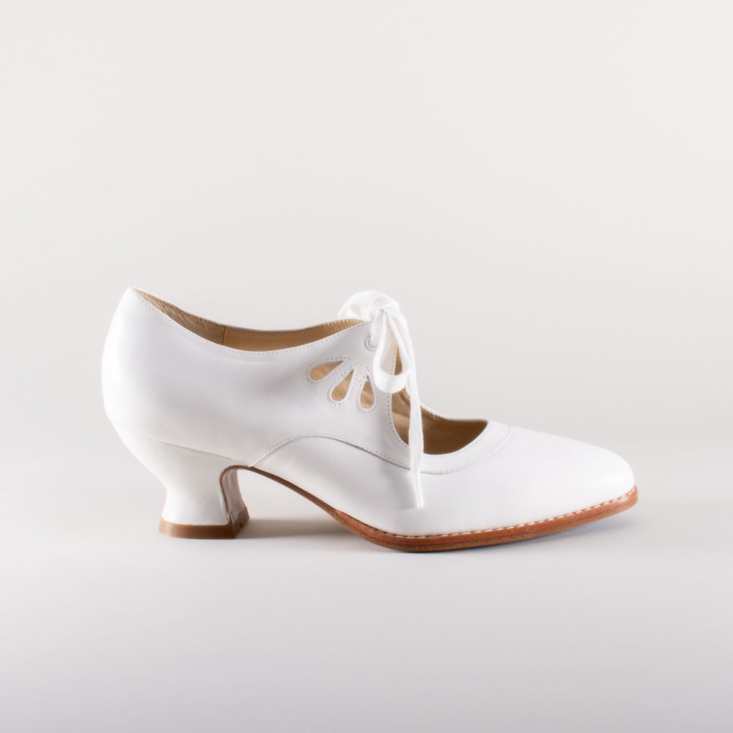 Gibson Edwardian Leather Shoes (Soft Ivory)