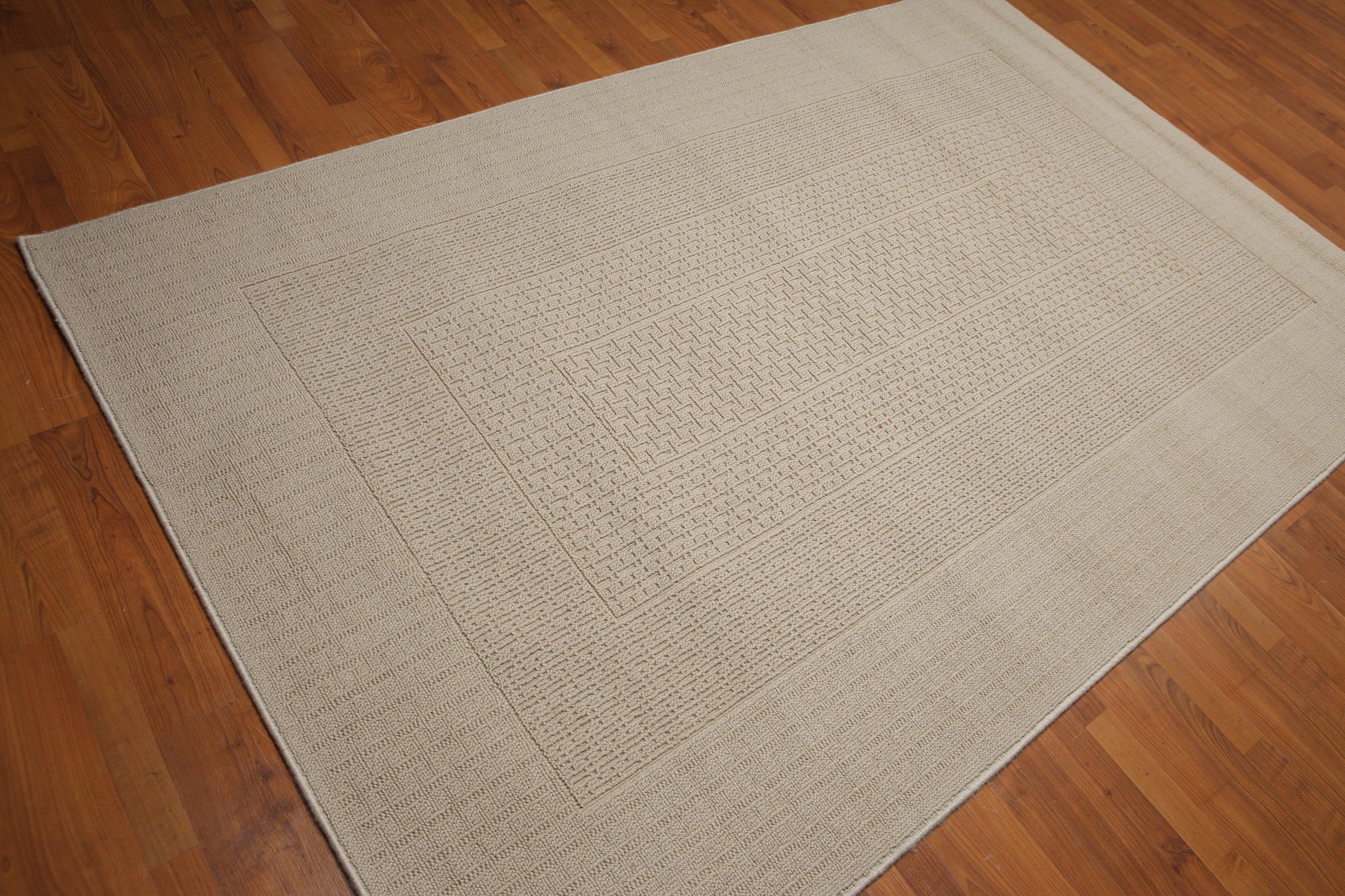 5'3" x 8'3" Authentic Wool and Acrylic Oriental Area Rug Beige-4