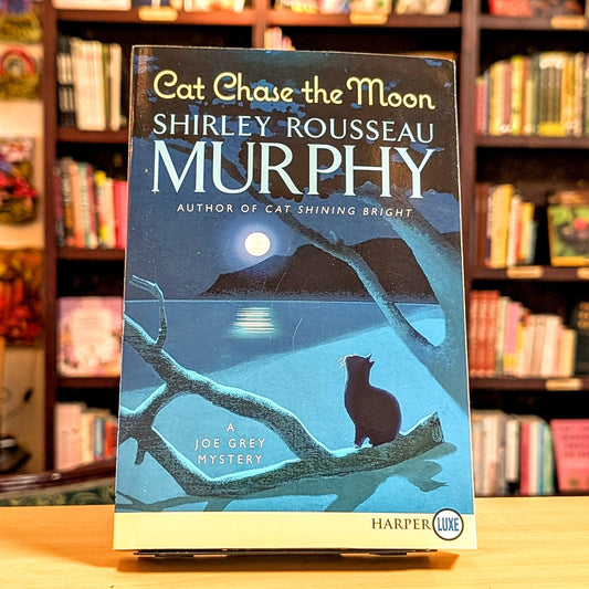 Cat Chase the Moon: A Joe Grey Mystery (Joe Grey Mystery Series)