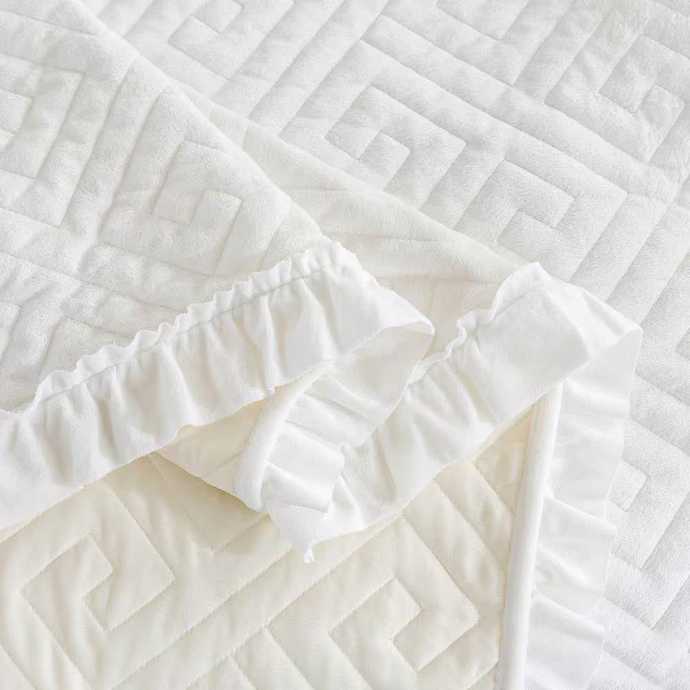 Queen size Ivory White Velvet Microfiber Polyester Reversible 3-Piece Quilt Set-3