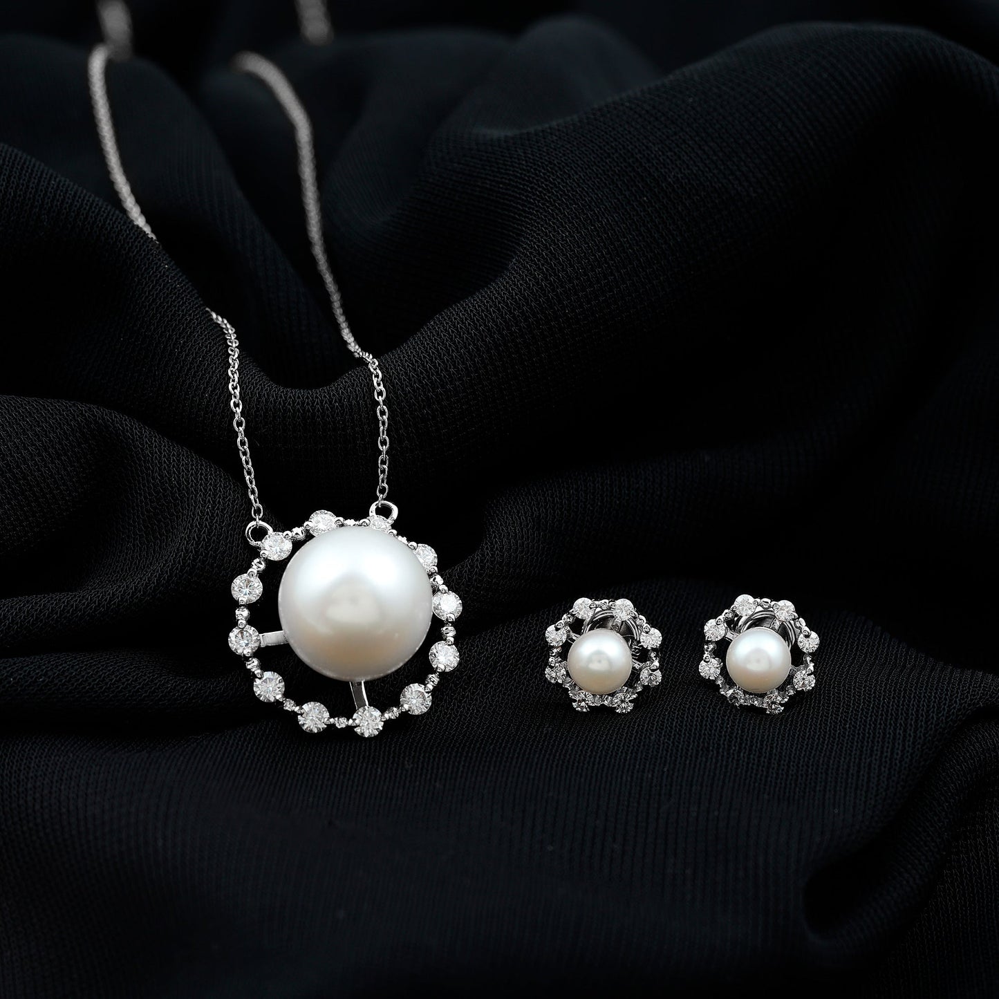14 Carat Freshwater Pearl Halo Necklace and Earrings Set with Certificate