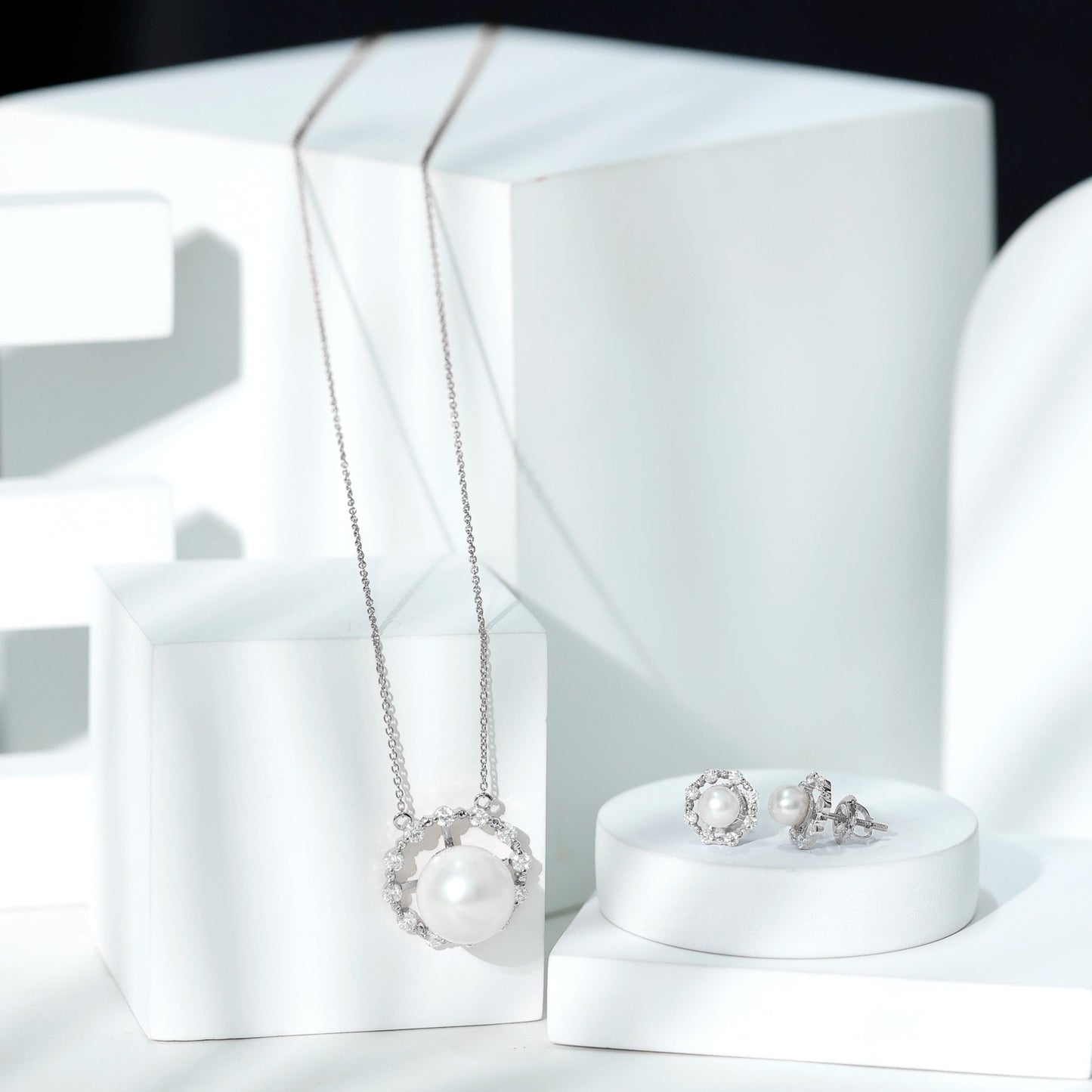 14 Carat Freshwater Pearl Halo Necklace and Earrings Set with Certificate