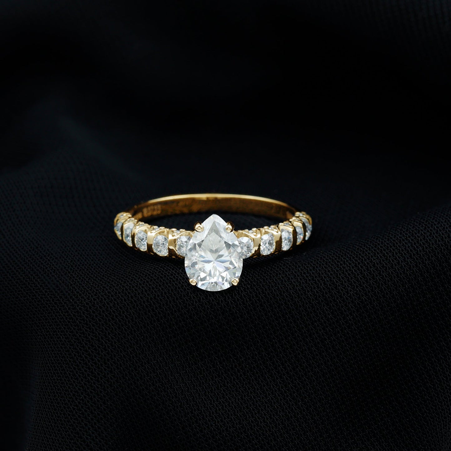 1 CT Pear Cut Lab Grown Diamond Engagement Ring for Women