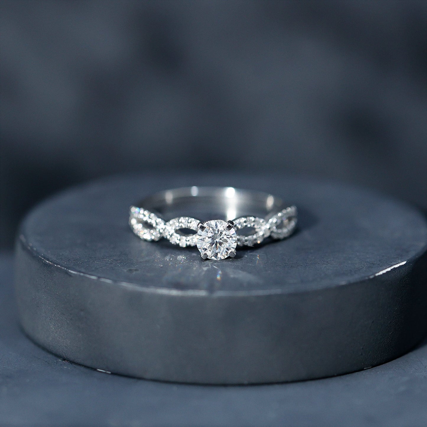 1 CT Round Shape Moissanite Crossover Infinity Ring