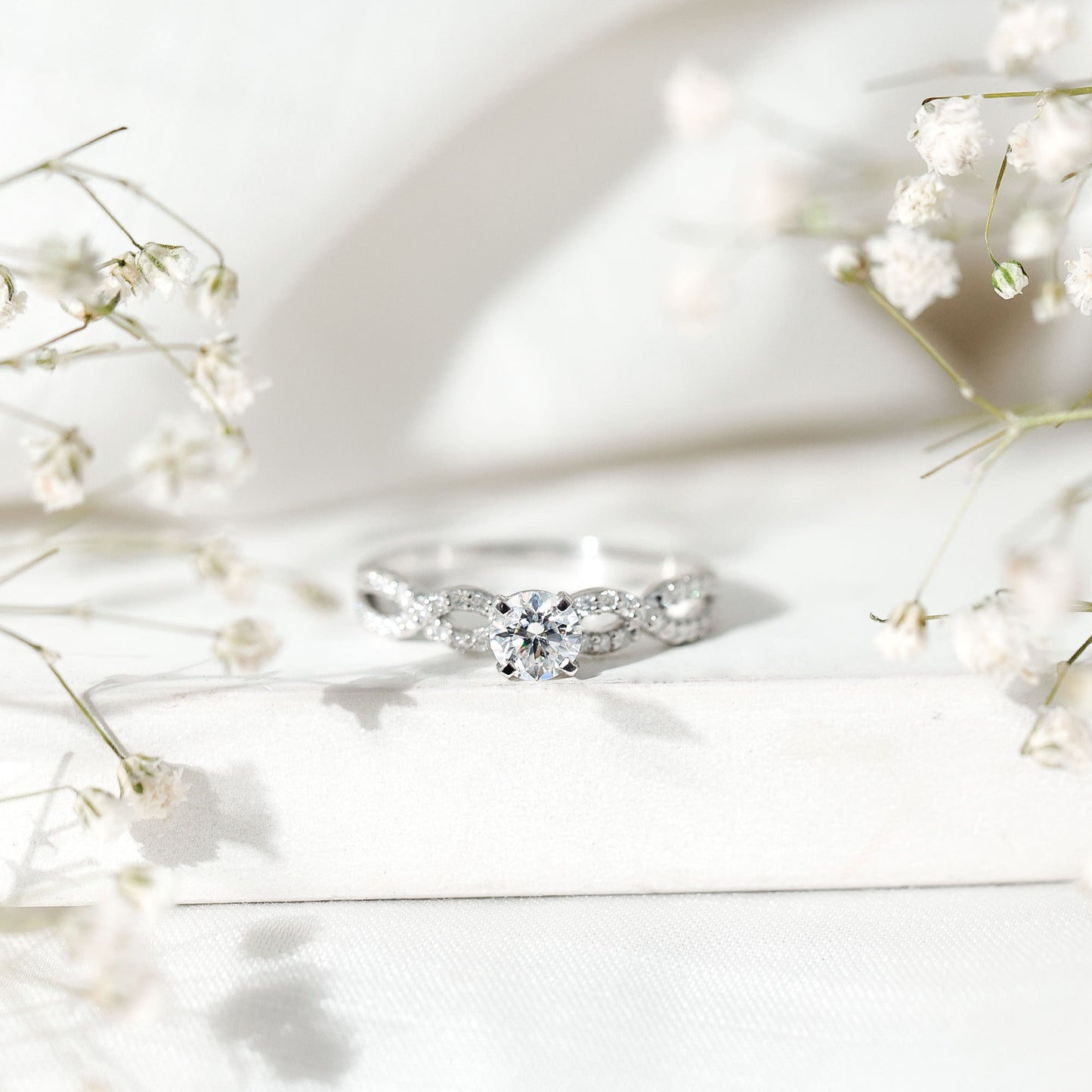 1 CT Round Shape Moissanite Crossover Infinity Ring