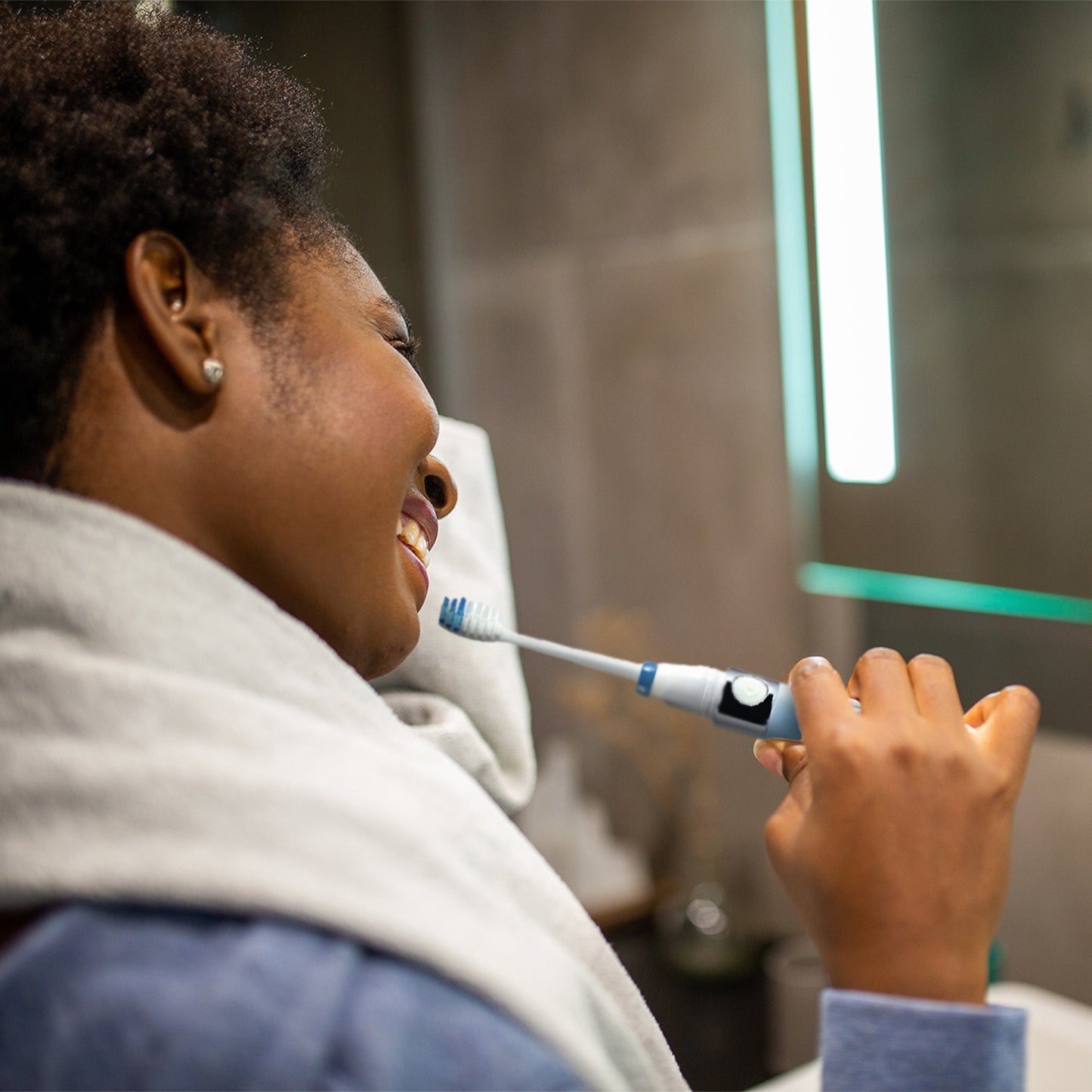 Travel Oral Care Essentials Bundle: Portable UV Toothbrush Sanitizer & Portable Electric Toothbrush-2