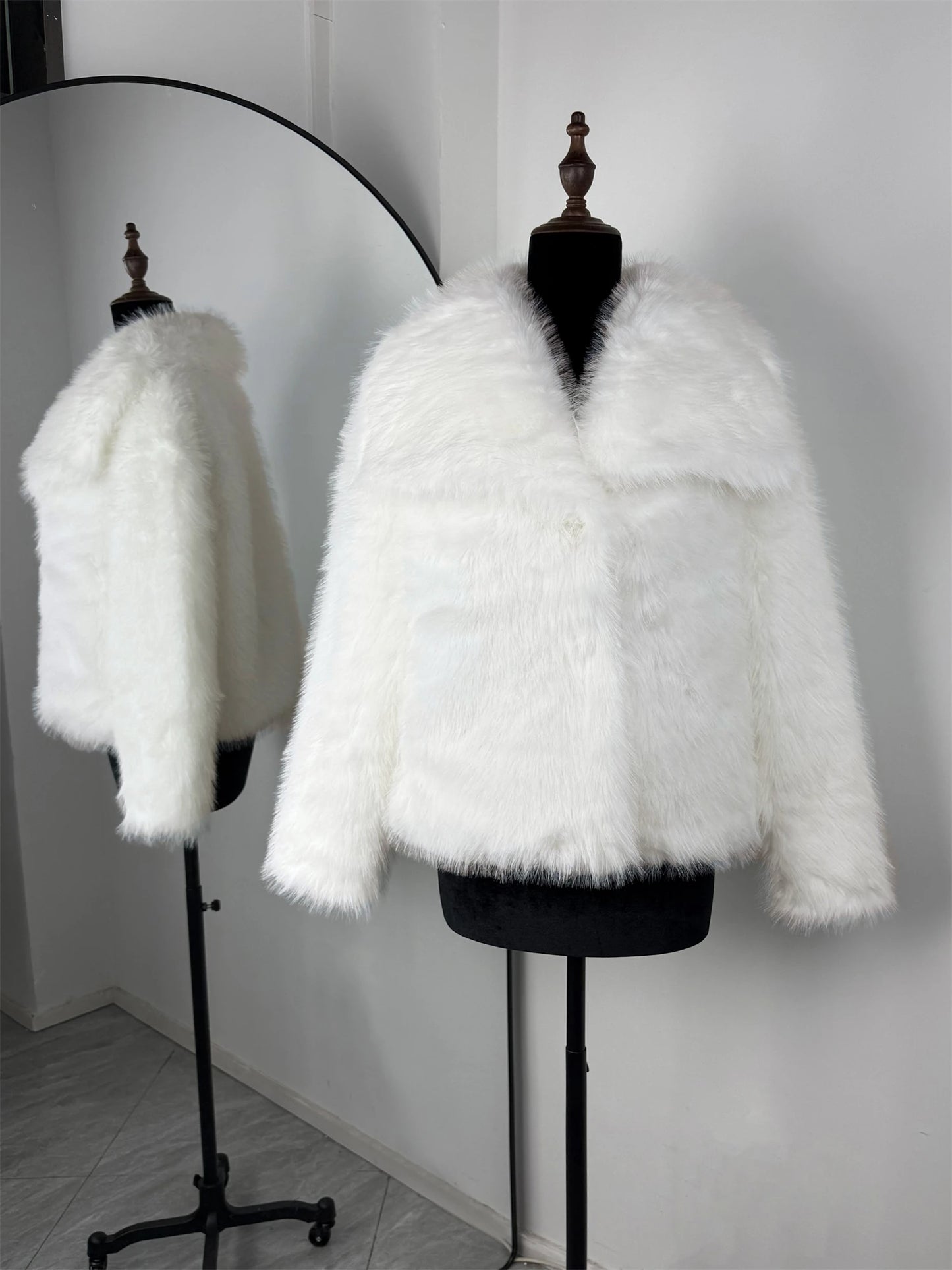 TARUXY Solid Faux Fur Lapel Women's Coat Luxury Gradient Cropped Fluffy Fur Jacket Coat Winter Thicken Outerwear High Street