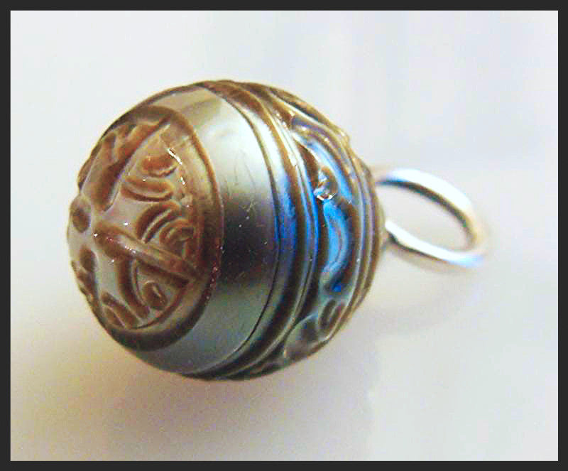 Carved Tahitian pearl pendant--02-1