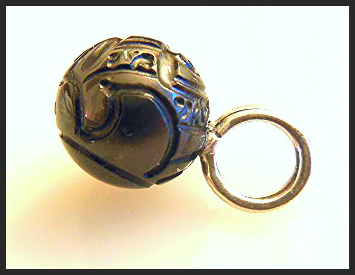 Carved Tahitian pearl pendant--02-3