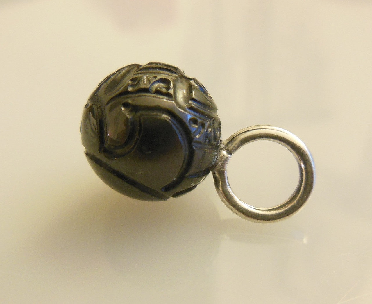 Carved Tahitian pearl pendant--02-6