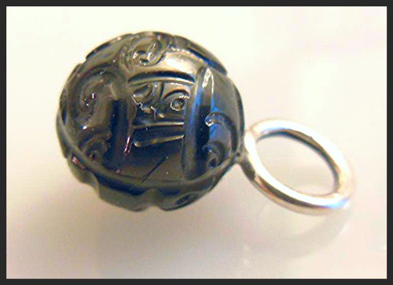 Carved Tahitian pearl pendant--02-7