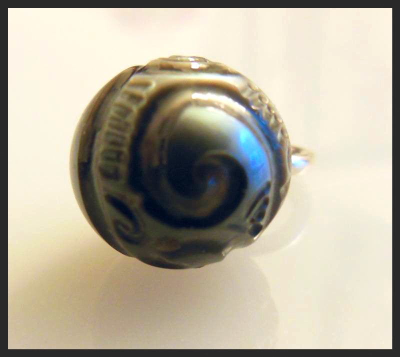 Carved Tahitian pearl pendant--02-2