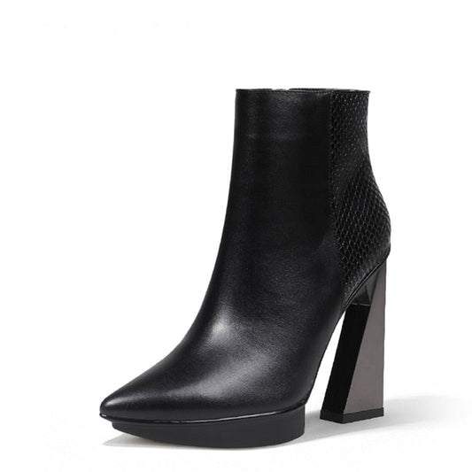 Black high-heeled ankle boot with textured pattern on a white background, featuring the brand 'MUYISEXI'.