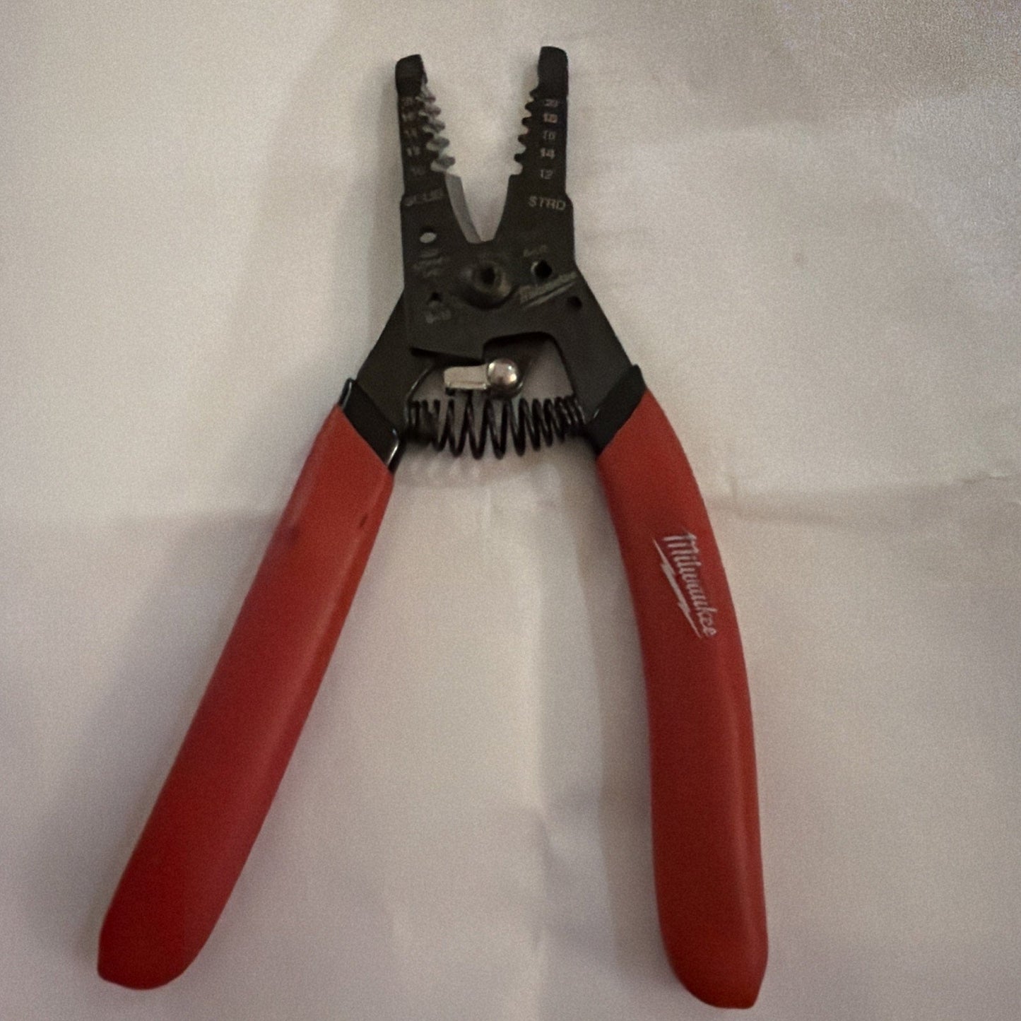 Milwaukee Automatic Wire Stripper 10–20 AWG – Teste
