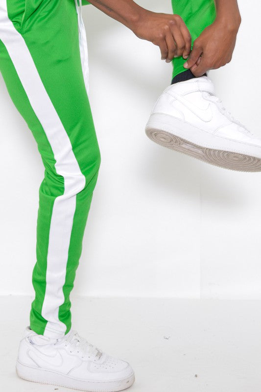 Single Stripe Track Pant
Ankle Zipper
Elastic Waist with Drawstring
Standard Pocket with Single Back Pocket
Regular Slim Fit
95 Polyester 5 Spandex

Model is 5'11 wearing a size Medium.


Made In: Imported GREEN PANTS