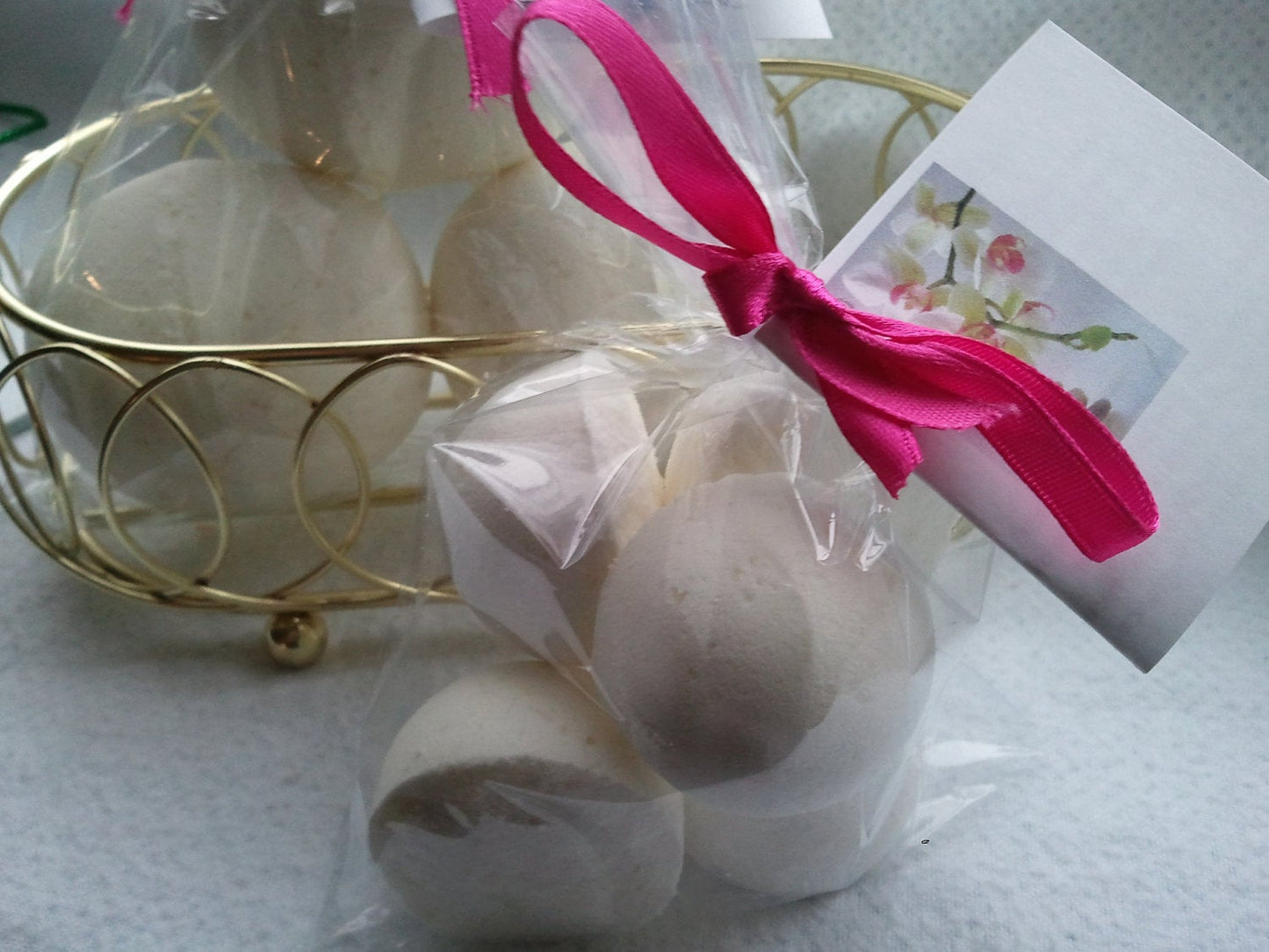 14 bath bombs in Vanilla fragrance, gift bag bath fizzies, ultra-moisturizing