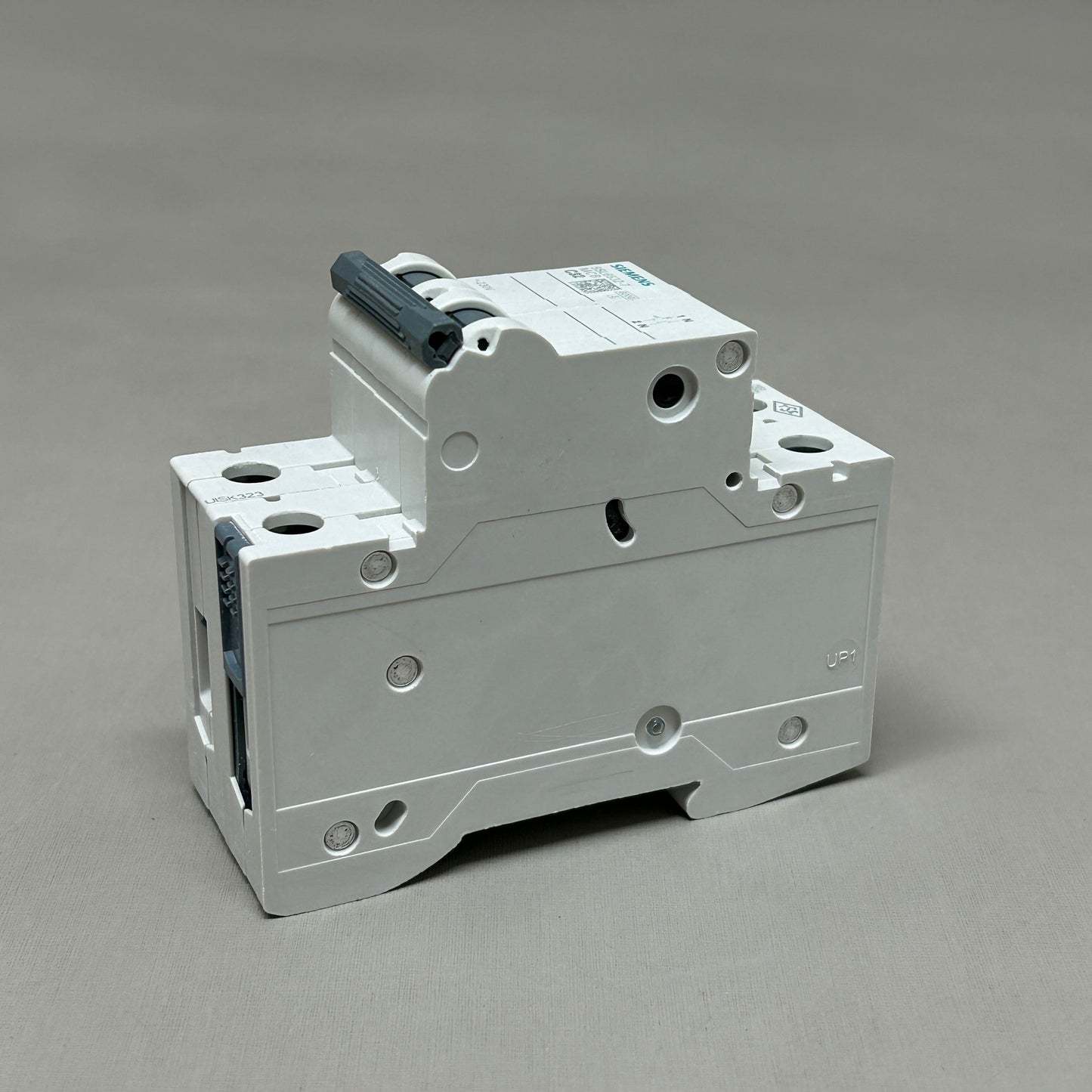 SIEMENS Miniature Circuit Breaker 230 V 6kA, 32 A, D=70 mm Off-White 5SL6532-7 (New)