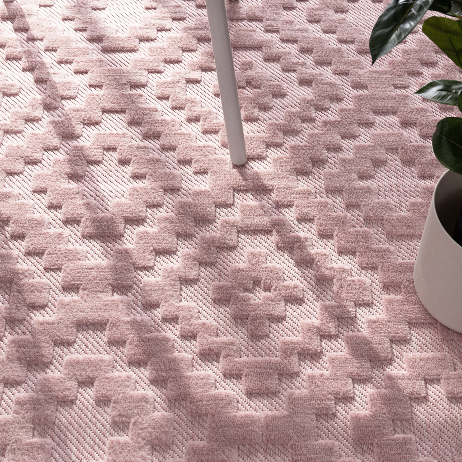 Indoor Outdoor Rug Livorno Trellis High-Low Pattern In Pink-1
