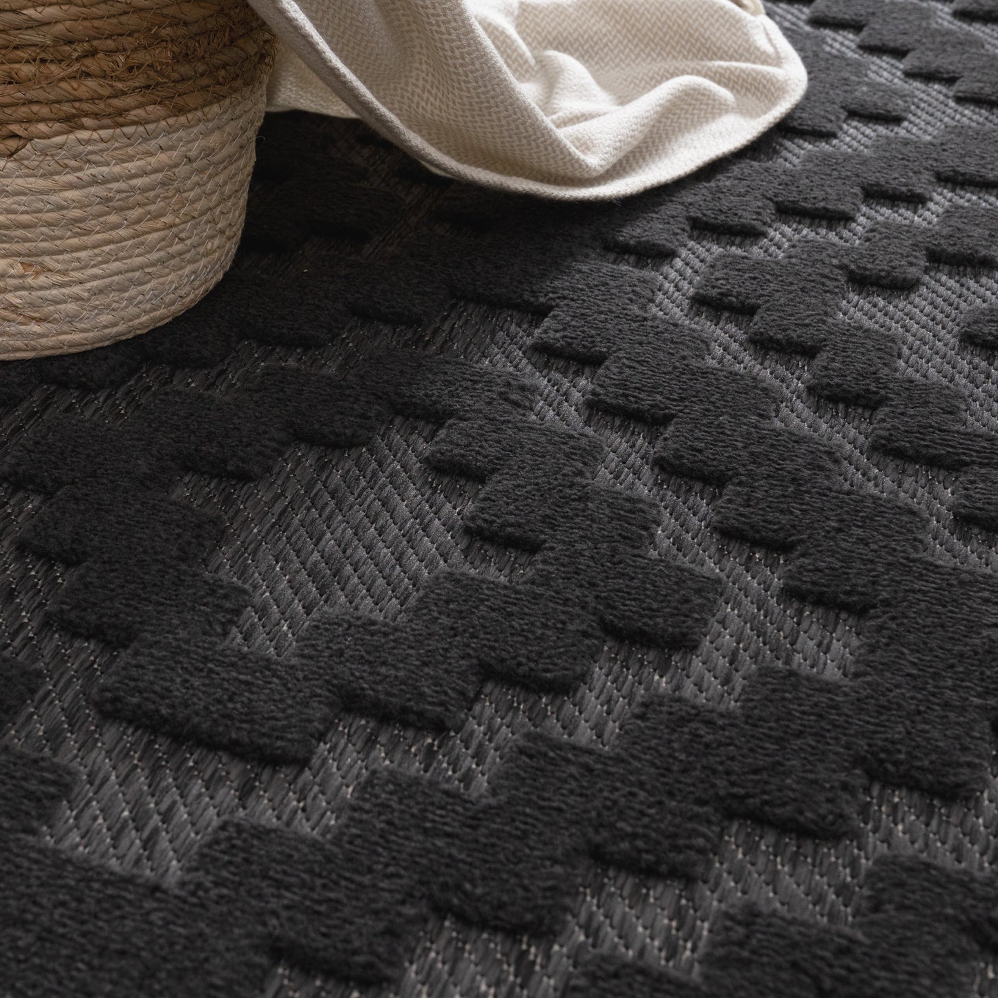 Indoor Outdoor Rug Livorno Trellis High-Low Pattern In Anthracite-1