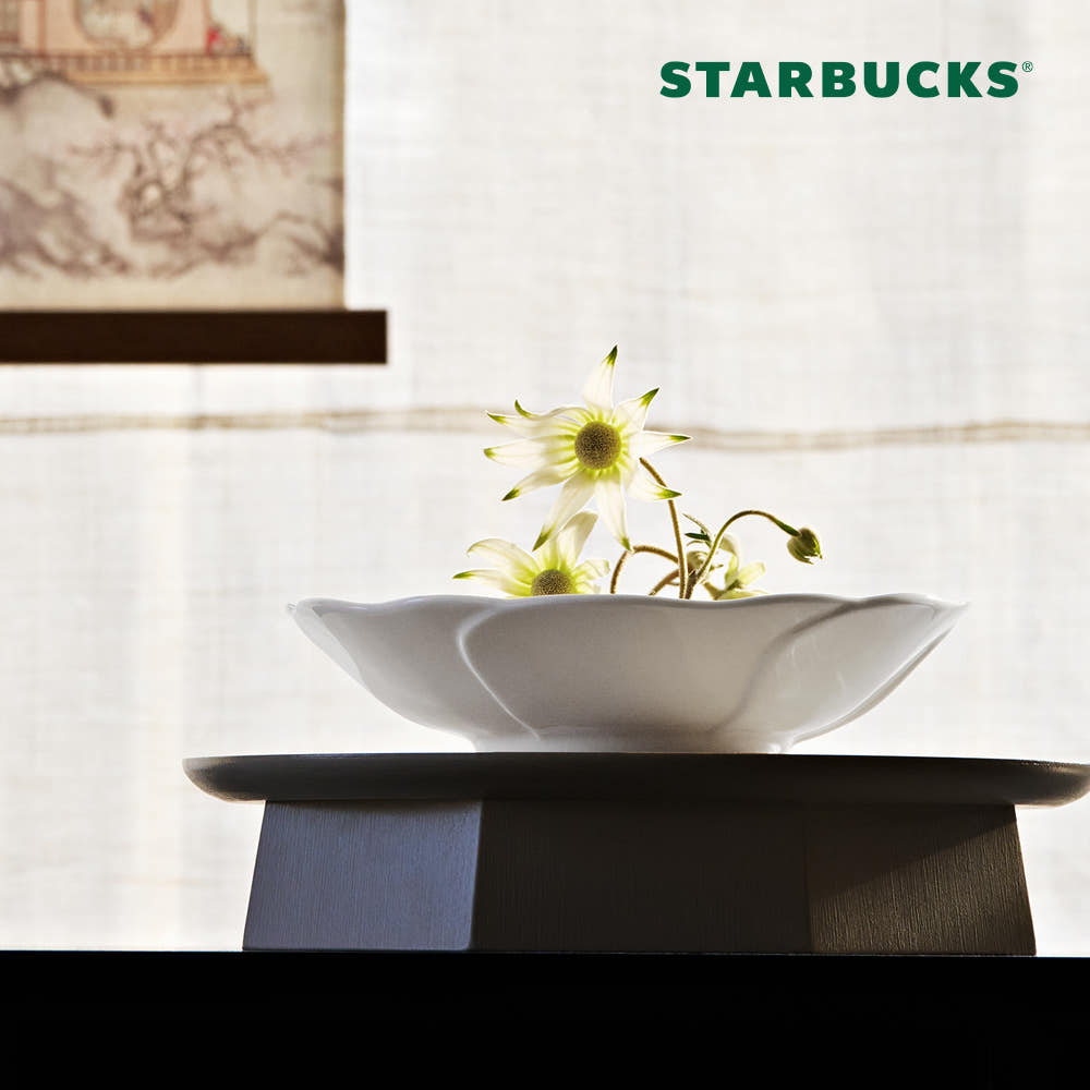 [Starbucks] [Exclusive] White Porcelain Flower-Shaped Dessert Plate-1